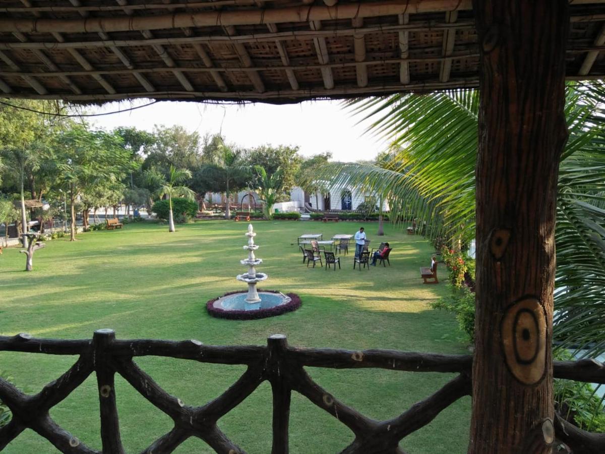 Royal Club & Resort Ahmedabad Bagian luar foto