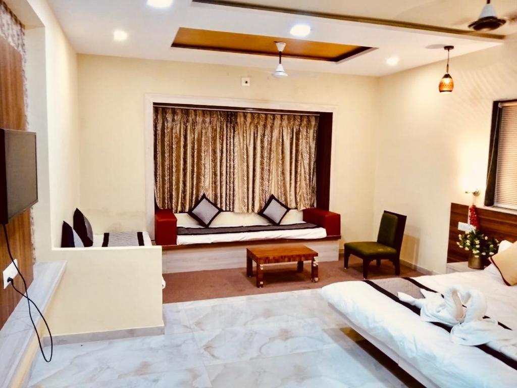 Royal Club & Resort Ahmedabad Bagian luar foto