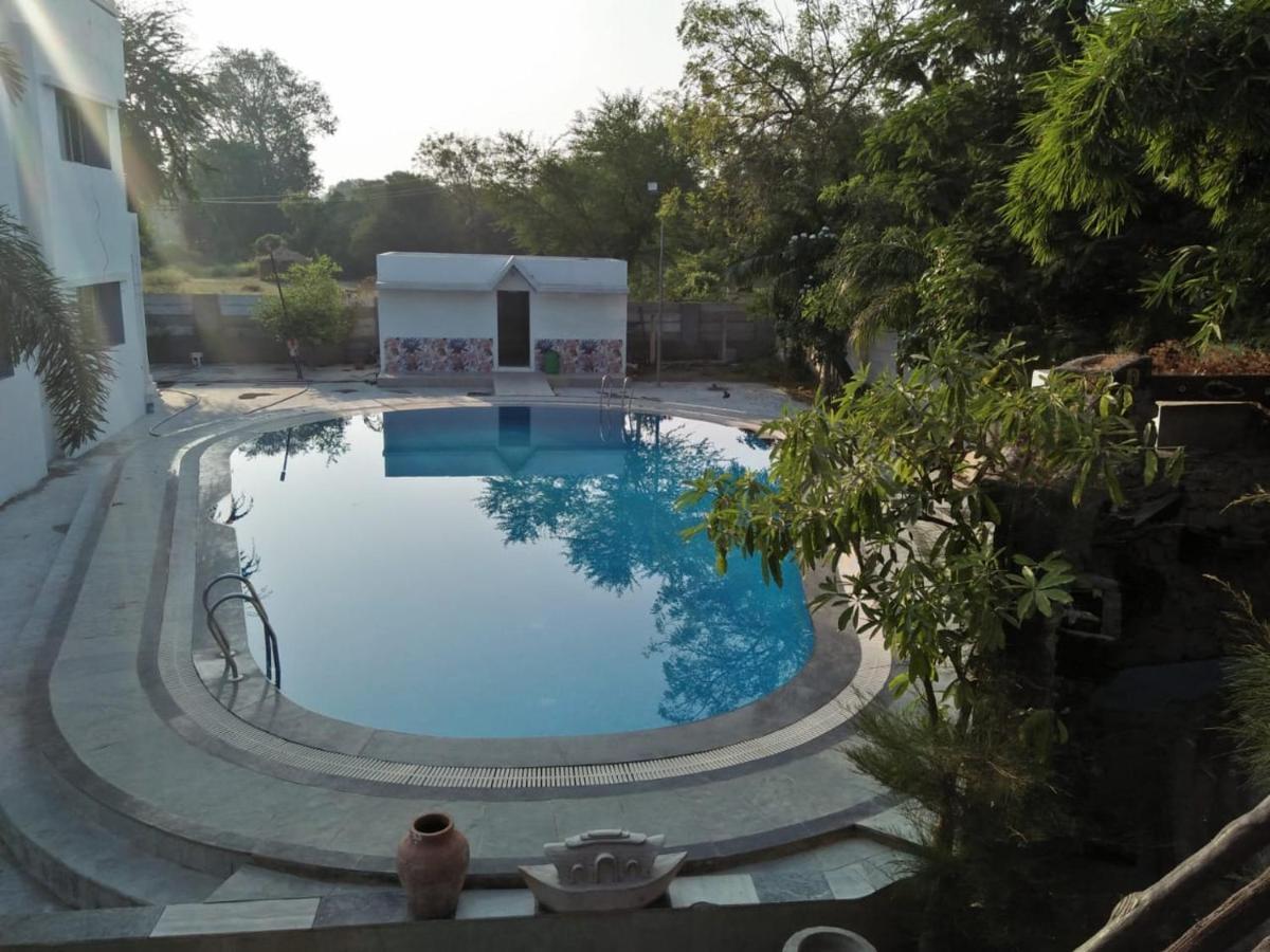 Royal Club & Resort Ahmedabad Bagian luar foto